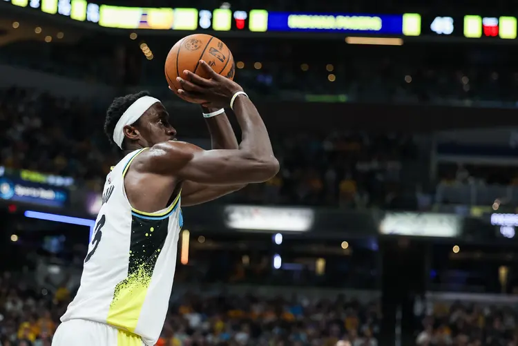 日本队不断突破！，西亚卡姆连续十五场比赛得分超过重要助攻观众掌声雷动的简单介绍